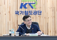 최상목 경제부총리 겸 기획재정부 장관이 19일 강원도 고성군에 위치한 춘천-속초 철도건설 공사 현장을 방문하여 사업설명을 듣고 예산집행 상황을 점검하고 있다. 