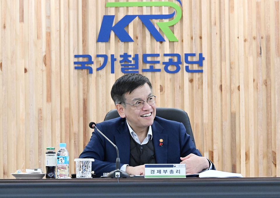최상목 경제부총리 겸 기획재정부 장관이 19일 강원도 고성군에 위치한 춘천-속초 철도건설 공사 현장을 방문하여 사업설명을 듣고 예산집행 상황을 점검하고 있다. 