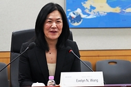 에이블린 왕(Evelyn N. Wang) 미국 에너지부 에너지첨단연구계획원(ARPA-E) 원장이 19일 정부세종청사에서 강도형 해양수산부 장관과 한·미 간 해조류 외해 양식 기술 협력방안을 논의하고 있다. 