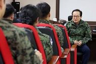 김승호 인사혁신처장이 19일 서울 강서구 제1공수특전여단을 방문해 국군 장병들과 대화를 나누고 있다.