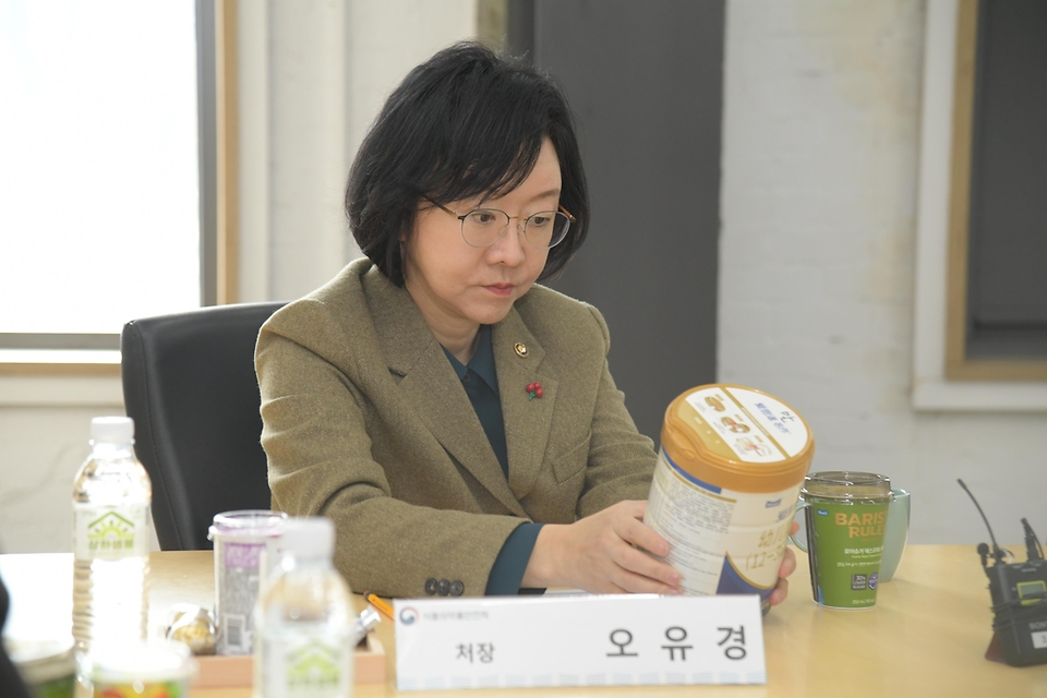오유경 식품의약품안전처 처장이 19일 매일유업 평택공장을 방문해 중국 수출 조제분유 생산품 소비기한 일자를 확인하고 있다. 