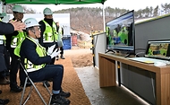 최상목 경제부총리 겸 기획재정부 장관이 19일 강원도 고성군에 위치한 춘천-속초 철도건설 공사 현장을 방문하여 터널 중심부 발파 현장을 보고 있다.