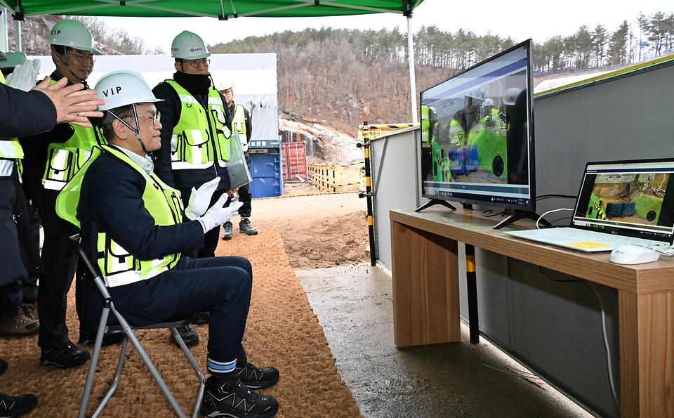 최상목 경제부총리 겸 기획재정부 장관이 19일 강원도 고성군에 위치한 춘천-속초 철도건설 공사 현장을 방문하여 터널 중심부 발파 현장을 보고 있다.