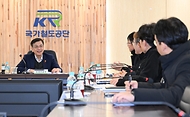 최상목 경제부총리 겸 기획재정부 장관이 19일 강원도 고성군에 위치한 춘천-속초 철도건설 공사 현장을 방문하여 사업설명을 듣고 예산집행 상황을 점검하고 있다. 