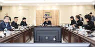 최상목 경제부총리 겸 기획재정부 장관이 19일 강원도 고성군에 위치한 춘천-속초 철도건설 공사 현장을 방문하여 사업설명을 듣고 예산집행 상황을 점검하고 있다. 