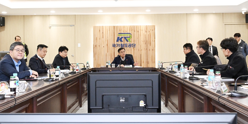 최상목 경제부총리 겸 기획재정부 장관이 19일 강원도 고성군에 위치한 춘천-속초 철도건설 공사 현장을 방문하여 사업설명을 듣고 예산집행 상황을 점검하고 있다. 