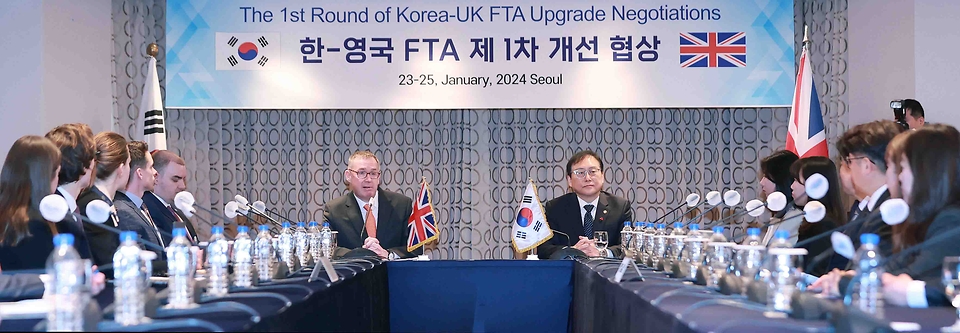 콜린 제임스 크룩스(Colin James Crooks) 주한영국대사가 23일 서울 중구 롯데호텔에서 열린 ‘한·영국 자유무역협정(FTA) 1차 개선 협상’에서 발언을 하고 있다.