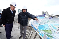 강도형 해양수산부 장관이 19일 인천 소래포구 국가어항 개발 현장에서 사업 진행 상황을 보고 받고 있다.