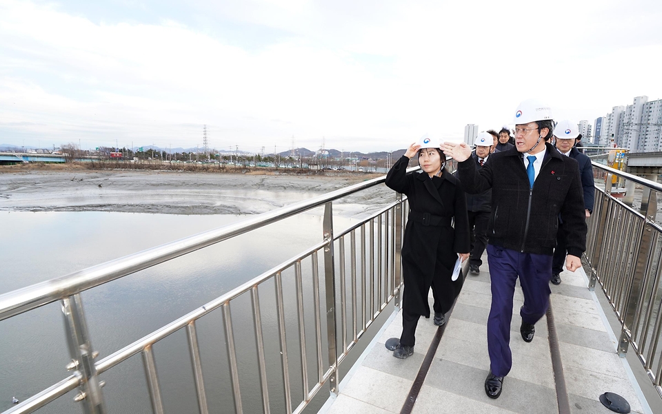 강도형 해양수산부 장관이 19일 인천 소래포구 국가어항 개발 현장에서 소래포구 전통어시장 공사 구간을 점검하고 있다.