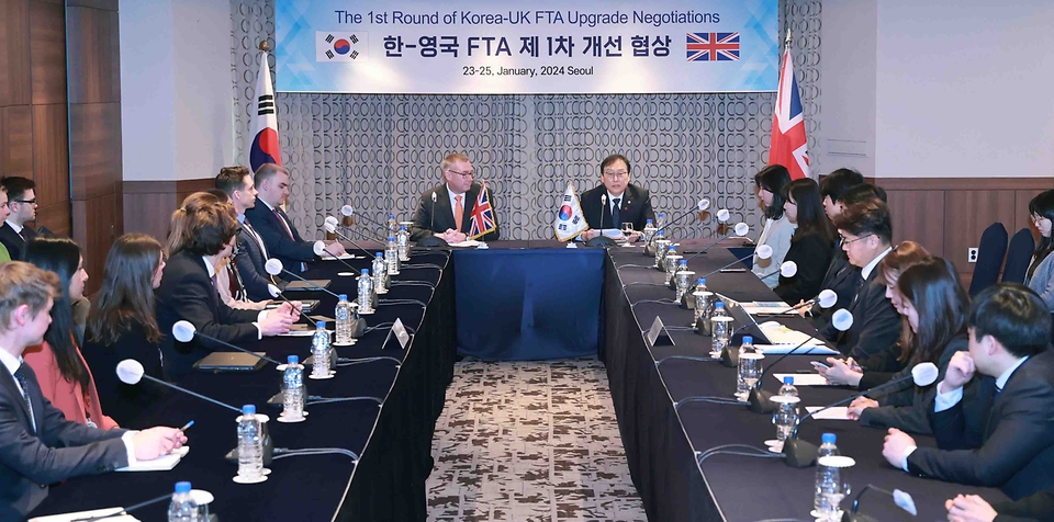정인교 산업통상자원부 통상교섭본부장이 23일 서울 중구 롯데호텔에서 열린 ‘한·영국 자유무역협정(FTA) 1차 개선 협상’에서 모두발언을 하고 있다.
