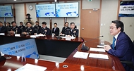 강도형 해양수산부 장관이 19일 인천 연수구 해양경찰청을 방문해 인사말을 하고 있다. 이날 강도형 장관은 충남 보령에서 발생한 어선전복 사고에서 전원을 구조한 것에 대해 박수와 격려를 보냈다.