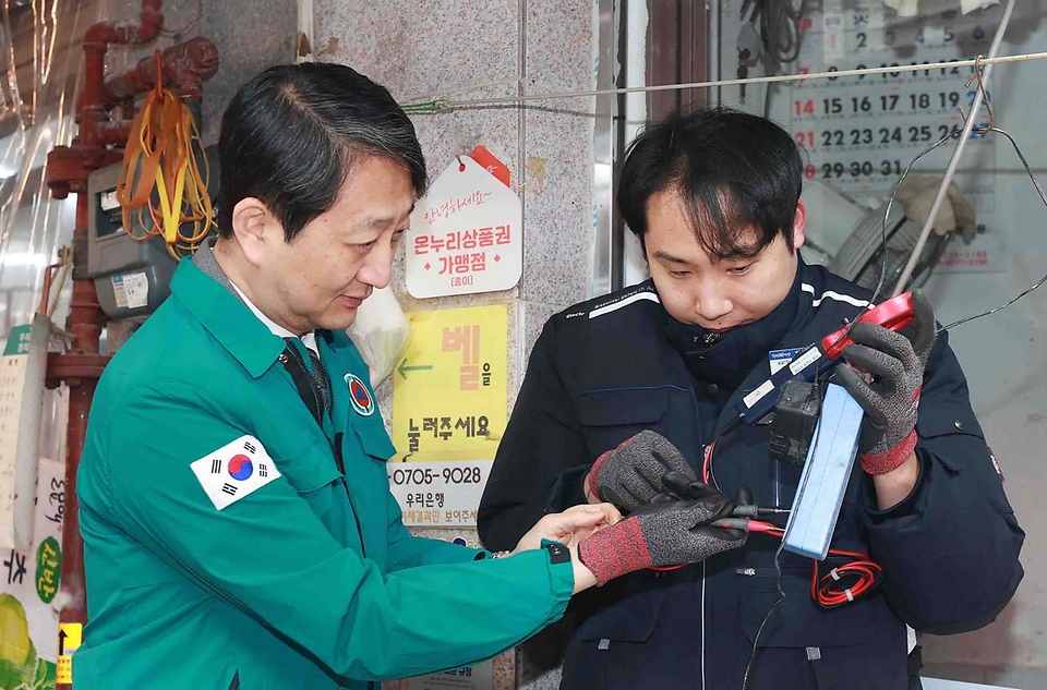 안덕근 산업통상자원부 장관이 24일 서울 종로구에 위치한 통인시장에서 한국전기안전공사 관계자와 전기 설비 안전 점검을 실시하고 있다.