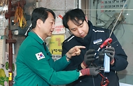 안덕근 산업통상자원부 장관이 24일 서울 종로구에 위치한 통인시장에서 한국전기안전공사 관계자와 전기 설비 안전 점검을 실시하고 있다.