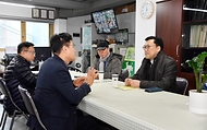 김병환 기획재정부 차관이 24일 서울 마포구 망원시장에서 상인 간담회를 주재하고 있다. 