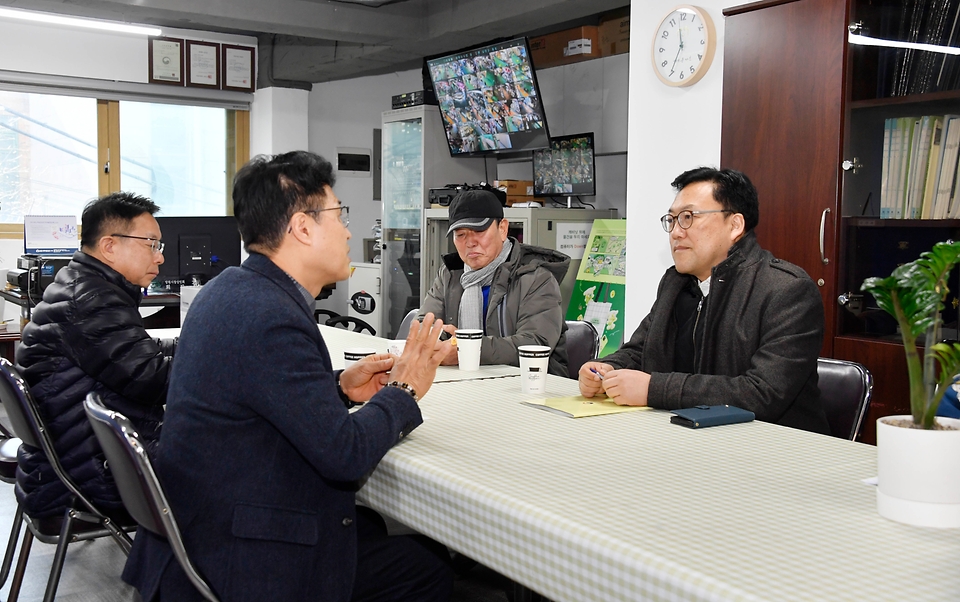 김병환 기획재정부 차관이 24일 서울 마포구 망원시장에서 상인 간담회를 주재하고 있다. 