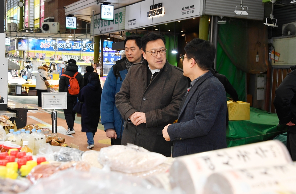 김병환 기획재정부 차관이 24일 서울 마포구 망원시장에서 성수품 물가 동향 및 할인 지원 추진상황을 점검하고 있다.
