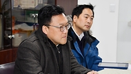 김병환 기획재정부 차관이 24일 서울 마포구 망원시장에서 상인 간담회를 주재하고 있다. 