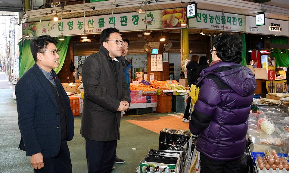 김병환 기획재정부 차관이 24일 서울 마포구 망원시장에서 시장 상인들의 애로사항을 청취하고 있다.