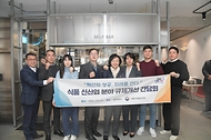 오유경 식품의약품안전처장이 24일 서울 강남구 소재 음식점 알엔(Rn)에서 자판기·조리로봇 제조업체 등 관련 업계 관계자들과 기념 촬영을 하고 있다.