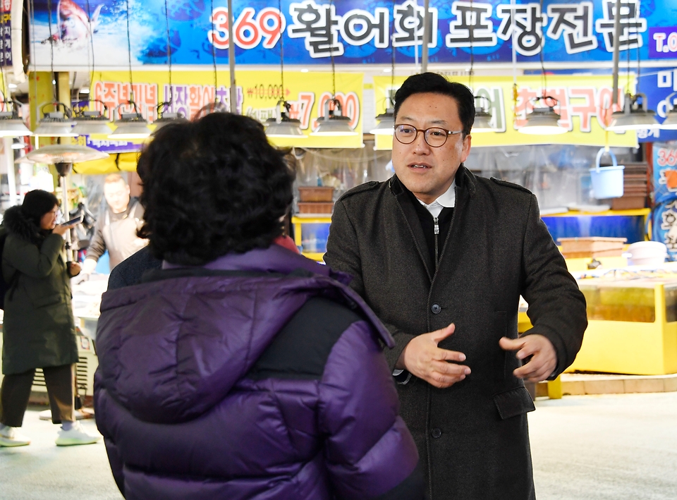 김병환 기획재정부 차관이 24일 서울 마포구 망원시장에서 시장 상인들의 애로사항을 청취하고 있다.