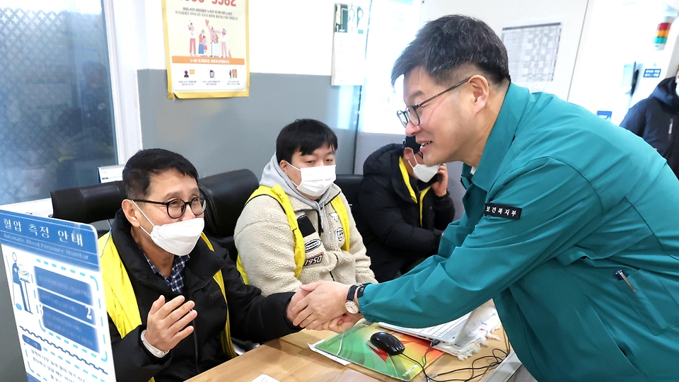 이기일 보건복지부 1차관이 23일 서울역 다시서기 희망지원센터에서 현장 종사자와 악수를 하고 있다.