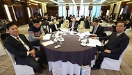 이기일 보건복지부 1차관이 24일 서울 웨스틴 조선 호텔에서 열린 ‘24일국민연금기금운용위원회 합동 연찬회’에서 논의하고 있다.