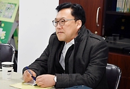 김병환 기획재정부 차관이 24일 서울 마포구 망원시장에서 상인 간담회를 주재하고 있다. 