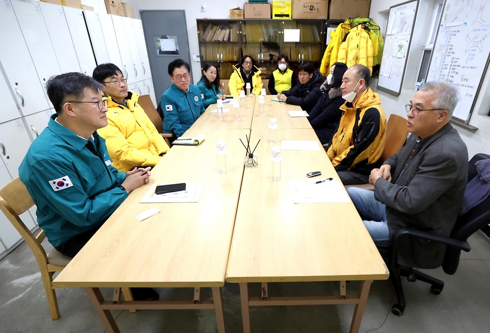 이기일 보건복지부 1차관이 23일 서울역 다시서기 희망지원센터에서 거리노숙인 보호를 위한 다양한 동절기 대책에 대해 논의하고 있다.