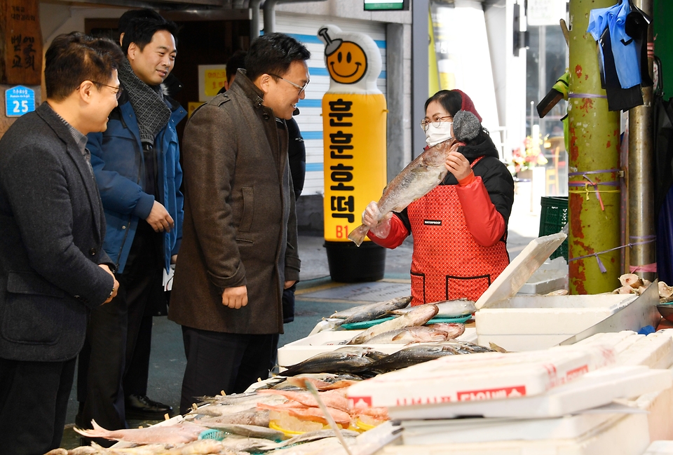 김병환 기획재정부 차관이 24일 서울 마포구 망원시장에서 성수품 물가 동향 및 할인 지원 추진상황을 점검하고 있다.