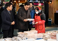 김병환 기획재정부 차관이 24일 서울 마포구 망원시장에서 성수품 물가 동향 및 할인 지원 추진상황을 점검하고 있다.