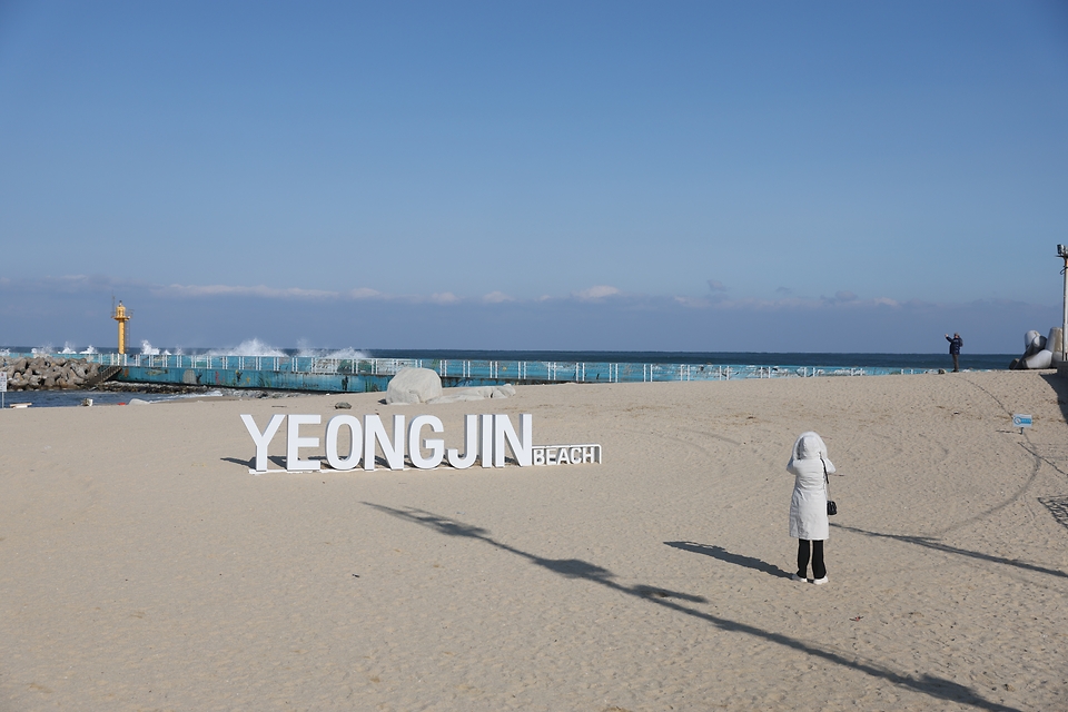 <p>23일 오후 강원특별자치도 영진해변에서 한 관광객이 겨울 바다를 보고 있다.</p>