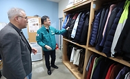 이기일 보건복지부 1차관이 23일 서울역 다시서기 희망지원센터에서 거리노숙인 보호를 위해 지원할 방한 물품을 점검하고 있다.