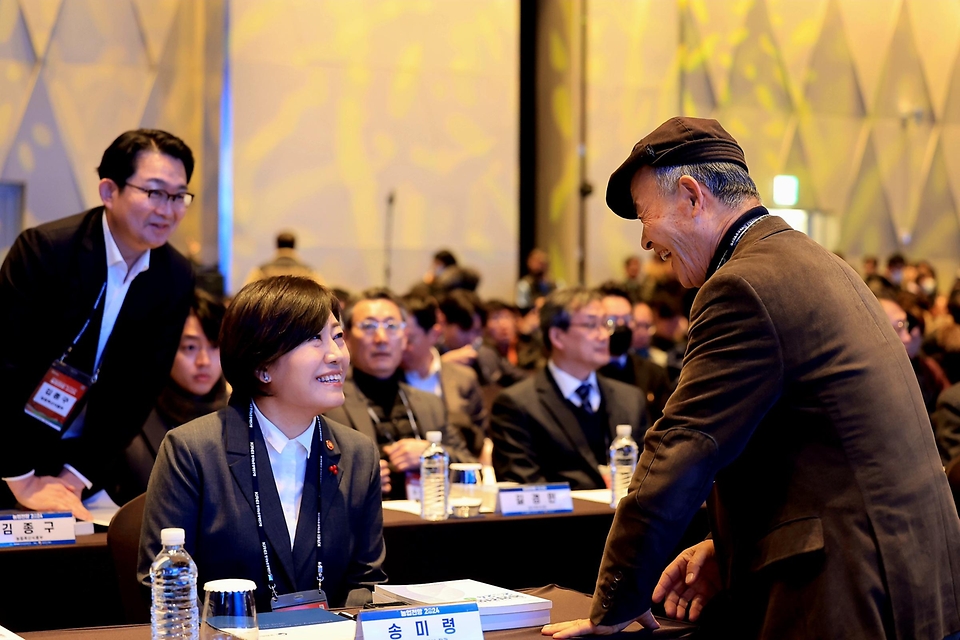 송미령 농림축산식품부 장관이 25일 용산구 드래곤시티 호텔에서 개최된 ‘한국농촌연구원(KREI) 주관 제27회 농업전망 2024’에 참석하여 대화를 나누고 있다.