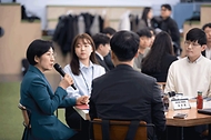 한화진 환경부 장관이 26일 서울 중구 청년일자리센터에서 열린 ‘청년과 함께하는 환경정책 추진을 위한 2030세대 자문단 발대식’에서 청년들과 대화를 하고 있다.