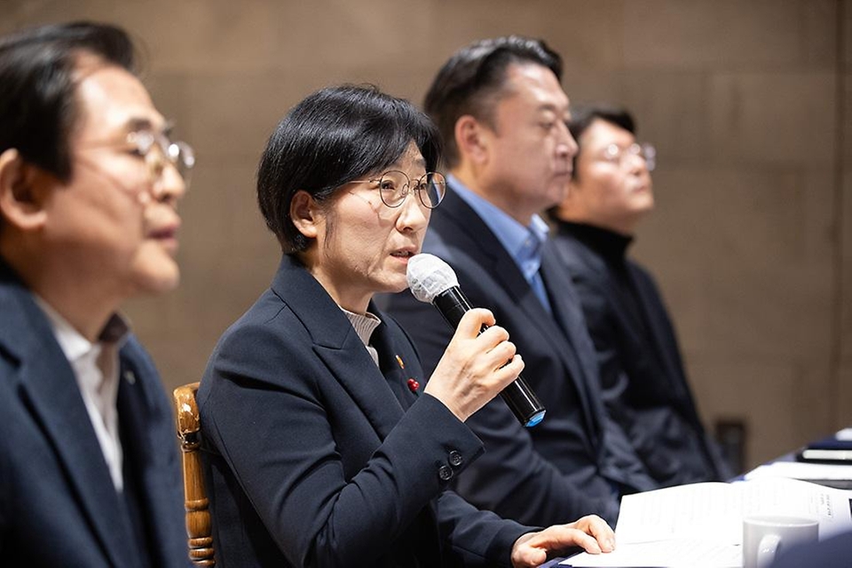 한화진 환경부 장관이 25일 서울 중구 LW컨벤션센터에서 열린 ‘일회용품 사용 줄이기 실천 확산을 위한 자발적 협약식’에서 “자율적인 일회용품 사용 줄이기 실천 문화가 확산되길 기대한다”고 말하고 있다.