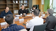박민수 보건복지부 2차관이 23일 전남 고흥군 남쪽 끝에 위치한 국립소록도병원에서 의료진들과 대화하고 있다.