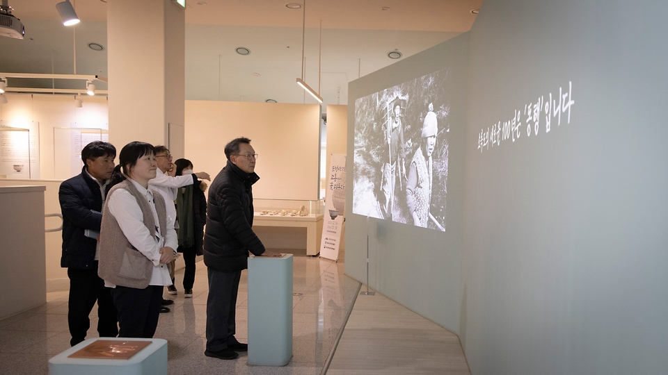 박민수 보건복지부 2차관이 23일 전남 고흥군 남쪽 끝에 위치한 국립소록도병원 한센병박물관에서 한센병의 역사를 보고 있다.
