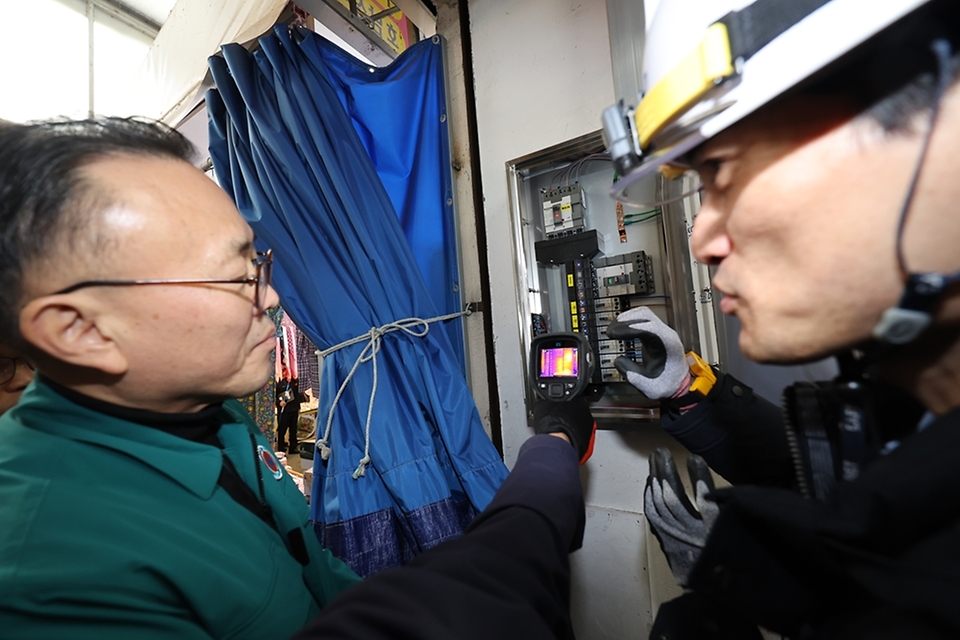 이한경 행정안전부 재난안전관리본부장이 26일 광주시 양동시장에서 전기 가스 점검을 하고 있다.