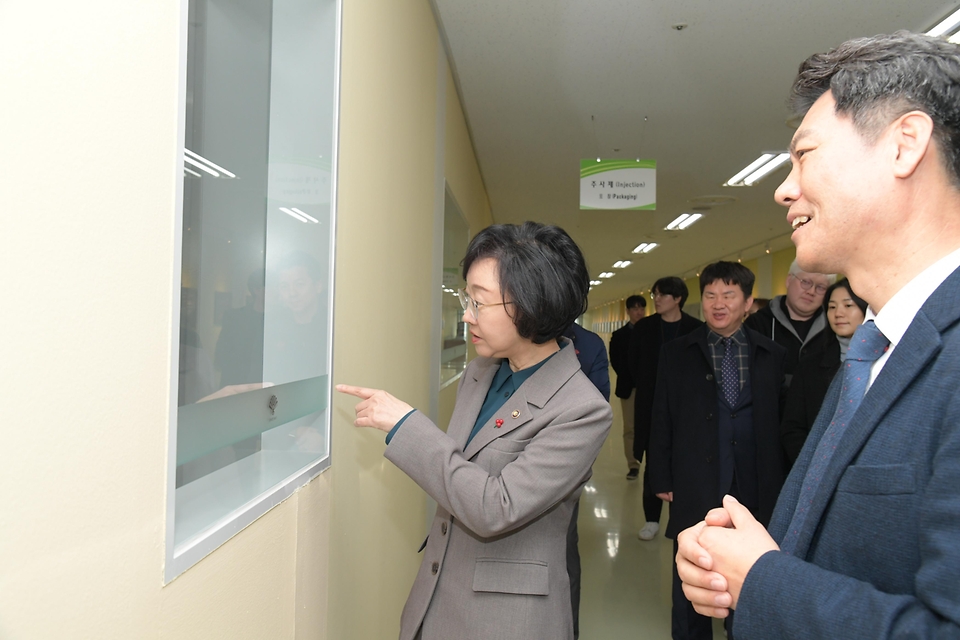 오유경 식약처장이 30일 충주시 소재 동화약품 충주공장에서 한국시각장애인연합회와 함께 의약품 포장 제품명 점자 표시 상황을 점검하고 있다.