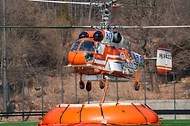 30일 서울 수락산 일원에서 산불 발생 시 이동식 저수조를 이용하여 헬기에 진화 용수 공급을 위한 산불 진화 훈련을 지도하고 있다. 이동식 저수조에서 담수하는 KA-32 헬기 모습.