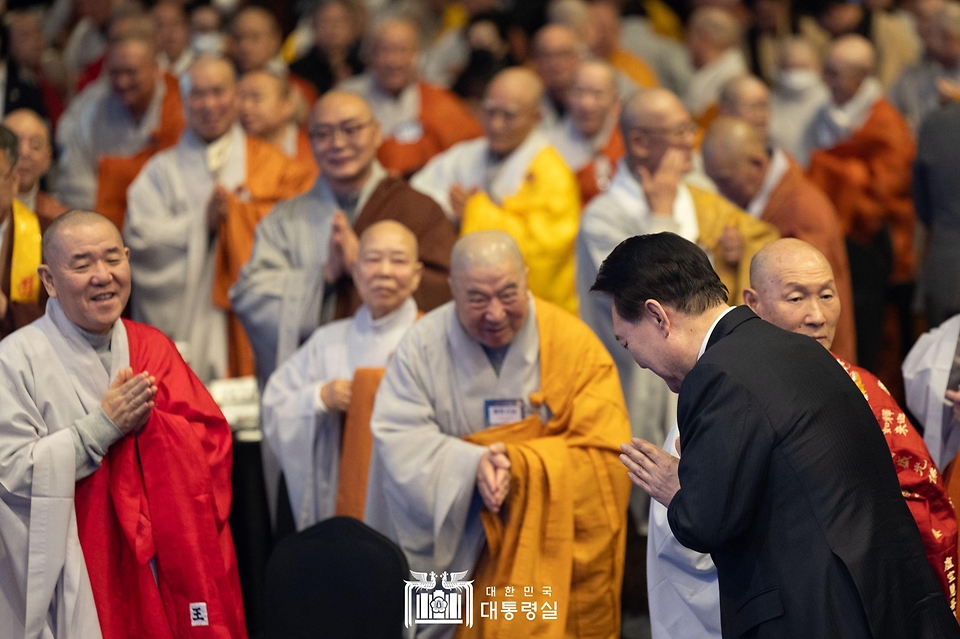 윤석열 대통령이 30일 서울 강남구 그랜드 인터컨티넨탈 서울 파르나스 호텔에서 열린 ‘새해맞이, 나라와 민족을 위한 불교 대축전’에서 종단 대표자들과 새해 인사를 하고 있다.