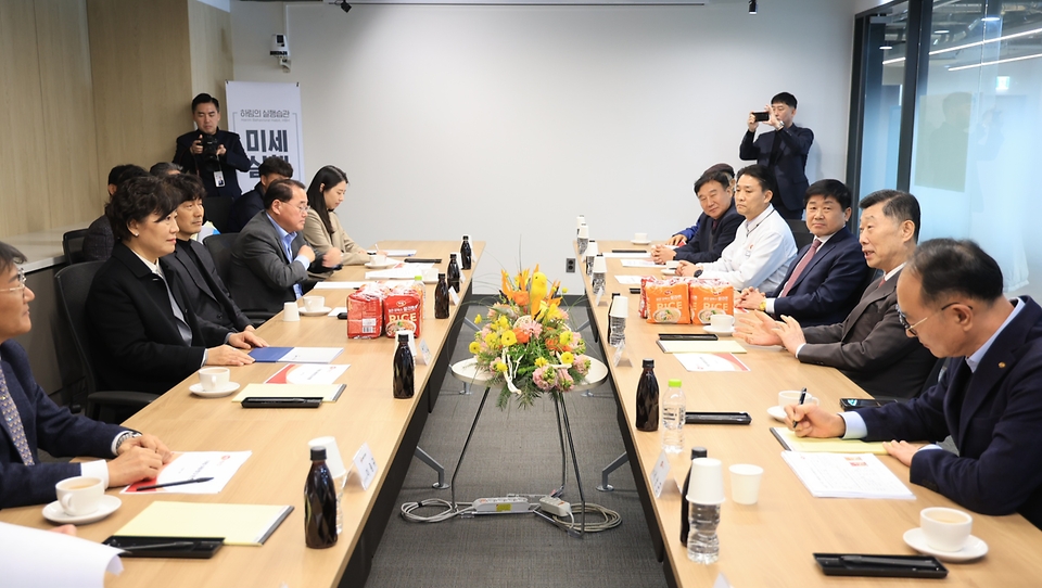 송미령 농림축산식품부 장관이 30일 전북 익산시에 있는 (주)하림산업에서 식품기업, 가루쌀 재배 농업인 및 지자체와 함께 가루쌀 산업 생태계 조성을 위한 의견을 나누고 있다.