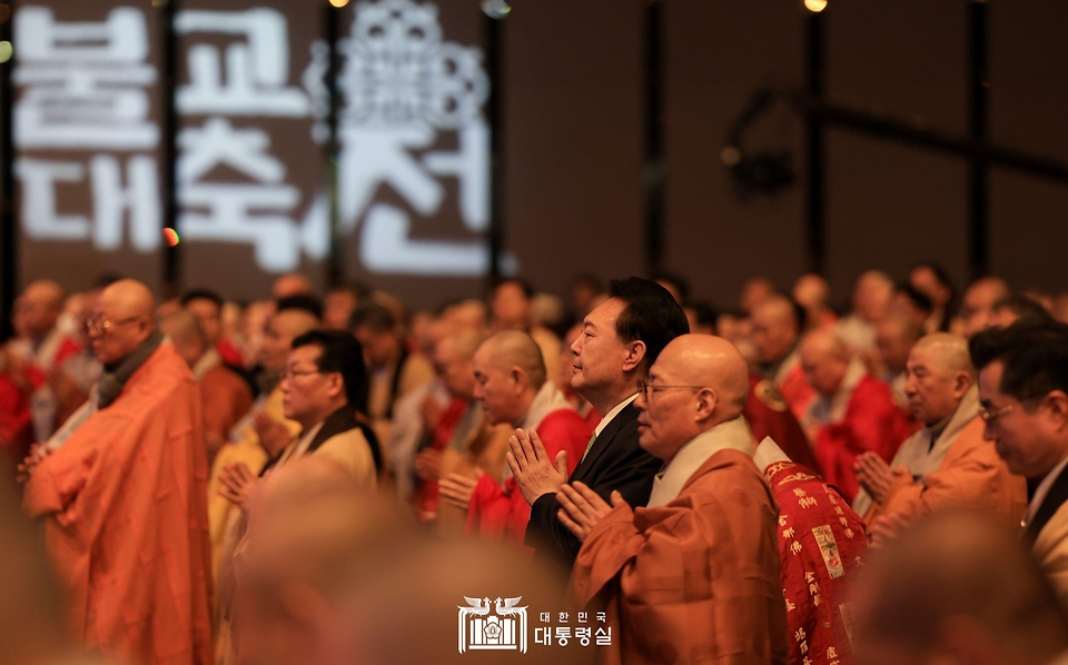 윤석열 대통령이 30일 서울 강남구 그랜드 인터컨티넨탈 서울 파르나스 호텔에서 열린 ‘새해맞이, 나라와 민족을 위한 불교 대축전’에서 삼귀의를 하고 있다. 