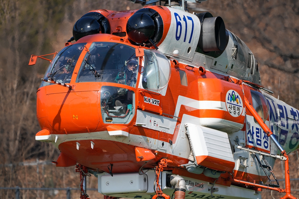 30일 서울 수락산 일원에서 산불 발생 시 이동식 저수조를 이용하여 헬기에 진화 용수 공급을 위한 산불 진화 훈련을 지도하고 있다. 이동식 저수조에서 담수하는 KA-32 헬기 모습.
