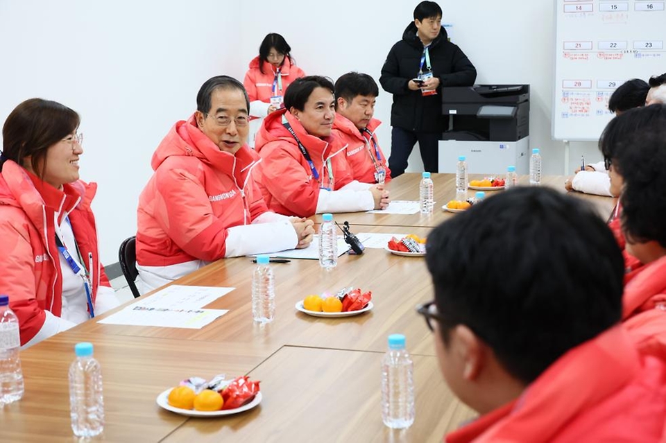 한덕수 국무총리가 1일 2024 강원 청소년 동계올림픽이 열리고 있는 강원도 강릉 올림픽파크 아이스아레나에서 자원봉사자를 비롯한 경기운영인력과 간담회를 갖고 격려의 말을 하고 있다.