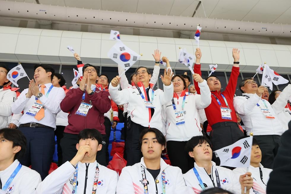 한덕수 국무총리가 1일 2024 강원 청소년 동계올림픽이 열리고 있는 강원도 강릉 올림픽파크 아이스아레나에서 피겨스케이팅 단체전을 응원하고 있다.