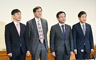 최상목 경제부총리 겸 기획재정부 장관이 1일 서울 중구 은행연합회에서 열린 ‘비상거시경제금융회의’에 앞서 참석자들과 기념촬영을 하고 있다. (왼쪽부터 이복현 금감원장, 이창용 한국은행 총재, 최상목 부총리, 김주현 금융위원장)