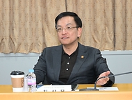 최상목 경제부총리 겸 기획재정부 장관이 2일 경기도 고양시 국립암센터 내 통계데이터센터에서 이형일 통계청장의 업무보고를 받고 있다.