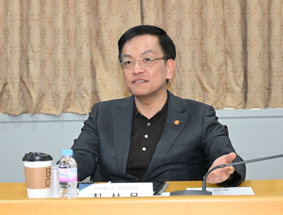 최상목 경제부총리 겸 기획재정부 장관이 2일 경기도 고양시 국립암센터 내 통계데이터센터에서 이형일 통계청장의 업무보고를 받고 있다.