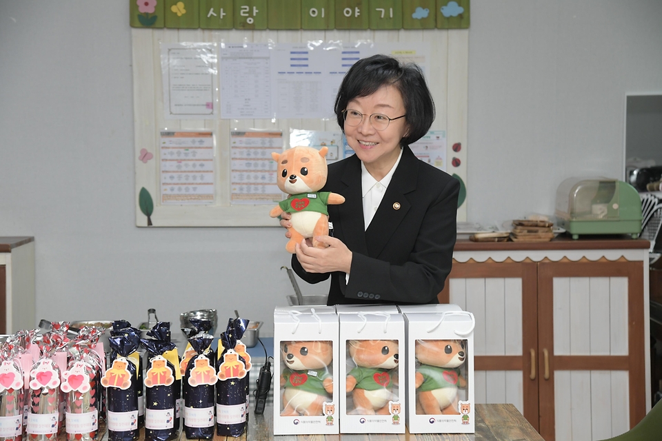 오유경 식품의약품안전처장이 5일 대전 서구 어린이급식관리지원센터와 정림지역아동센터에서 어린이들에게 선물할 기념품을 보여주고 있다. 
